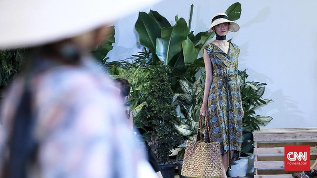 FOTO: Eksotika Batik Tropis Purana