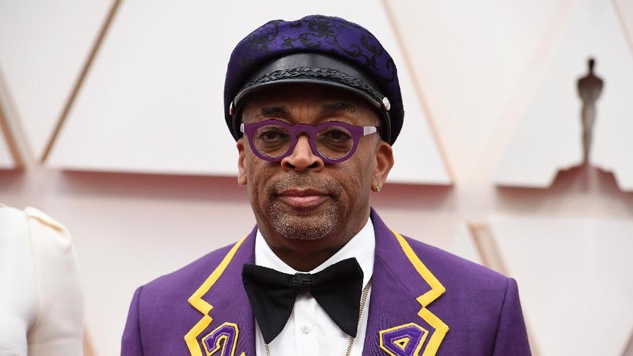 Spike Lee memakai tuksedo ungu dengan tulisan 24 di kerah bajunya untuk mengenang Kobe Bryant.