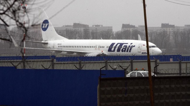 Pesawat Boeing 737 maskapai Utair jatuh saat hendak mendarat di Bandara Usinsk, Rusia. Seluruh penumpang selamat.