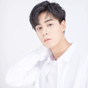 Berwajah Bengis, Senyuman 5 Aktor China Ini Bikin Meleleh