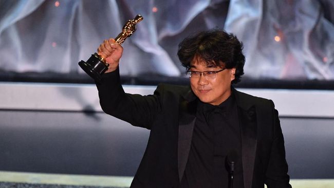 Bong Joon-ho siap pesta usai Parasite cetak sejarah Oscar sebagai film pertama peraih Best Foreign Language setelah ganti jadi Best International Feature Film.