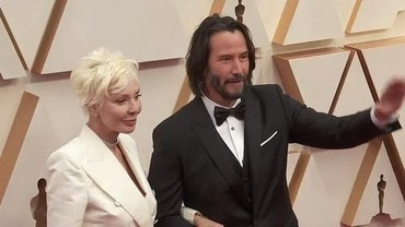 img-title Tidak Bareng Pacar, Keanu Reeves Ajak Ibu Hadiri Oscar 2020