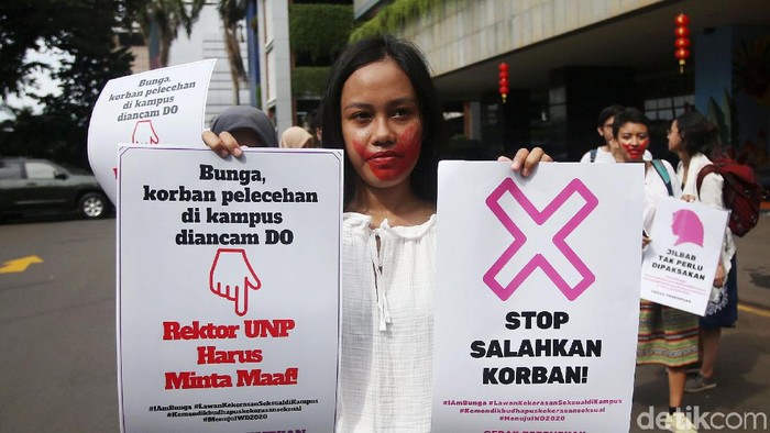 Gerakan Perempuan Anti Kekerasan (Gerak Perempuan) menggelar aksi di Kementerian Pendidikan dan Kebudayaan (Kemdikbud), Senin (10/2/2020). Aksi tersebut digelar dalam rangka menuntut Kemdikbud untuk menindak tegas pelaku kekerasan seksual di lingkungan kampus.