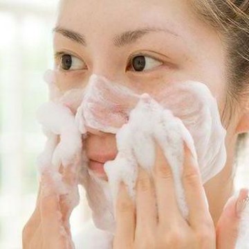 Biar Kulit Enggak Makin Mengelupas, Inilah Rekomendasi Facial Wash untuk Si Pemilik Kulit Kering