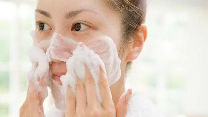 Biar Kulit Enggak Makin Mengelupas, Inilah Rekomendasi Facial Wash untuk Si Pemilik Kulit Kering