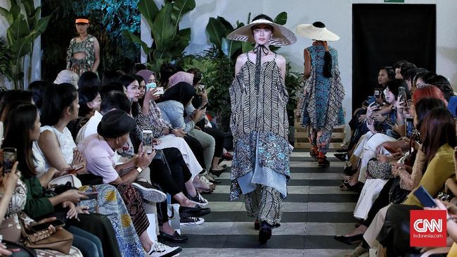 Pagelaran busana Purana meluncurkan koleksi spring/summer 2020 di salah hotel kawasan Jakarta Pusat.  Senin (10/2/2020). Purana menggandeng Amero Jewellery dan duo seniman Tempa ke dalam balutan koleksi busananya. CNN Indonesia/Andry Novelino