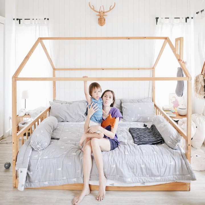 <span style="color: #500050; font-family: Arial, Helvetica, sans-serif; font-size: small;">Dipan berbentuk rumah ini membuat desain kamarnya terlihat unik dan cantik ya, Bunda?  (Foto: Instagram @ringgoagus)</span>