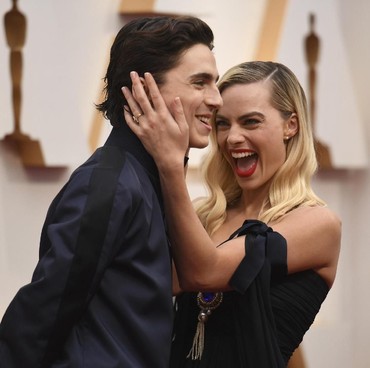 Sentuhan Gemas Margot Robbie Saat Diganggu Timothee Chalamet