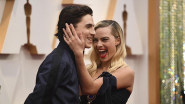 Sentuhan Gemas Margot Robbie Saat Diganggu Timothee Chalamet