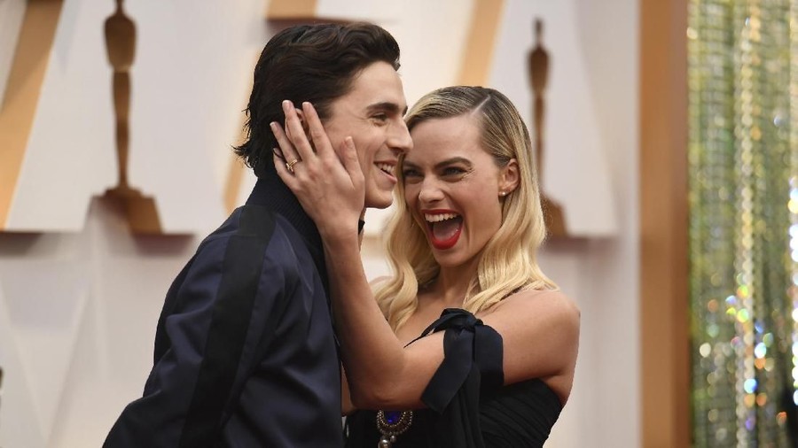 Timothée Chalamet menggoda Margot Robbie saat berpose di karept merah Oscar 2020.