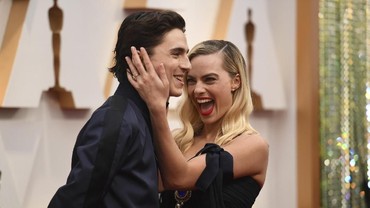 img-title Sentuhan Gemas Margot Robbie Saat Diganggu Timothee Chalamet