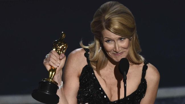 Laura Dern menerima trofi Aktris Pendukung Terbaik dalam Oscar 2020 di malam penghargaan pada Minggu (9/2) waktu setempat, sehari sebelum ulang tahunnya.