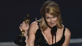 Laura Dern Terima Piala Oscar Jelang Hari Ulang Tahun