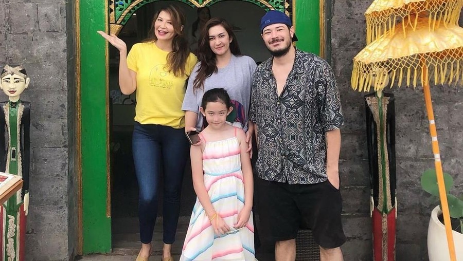 Nafa Urbach dan Zack Lee mengunggah kebersamaan keduanya bersama sang putri, Mikhaela di Bali.
