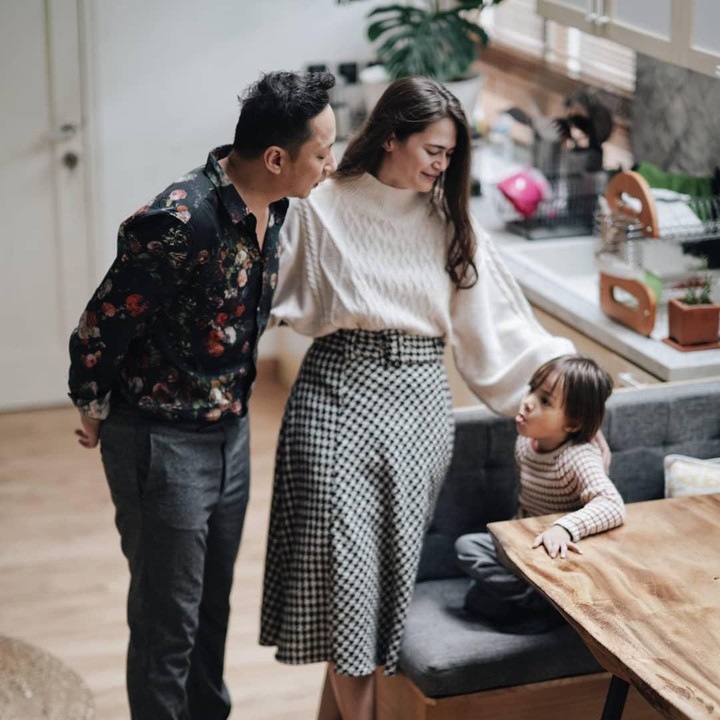 <span style="color: #222222; font-family: Arial, Helvetica, sans-serif; font-size: small;">Pasangan selebriti Ringgo Agus Rahman dan Sabai Morscheck kerap membagikan foto di media sosialnya dengan latar belakang rumah minimalis mereka, Bunda. (Foto: Instagram @ringgoagus)</span>