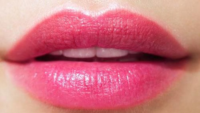Cara Membuat Bibir Tampak Lebih Tebal dalam 2 Menit, Tertarik Mencoba?