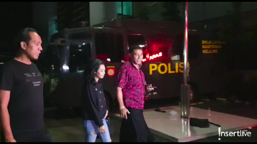 Kedatangan Karen Pooroe ke Polres Jakarta Selatan untuk konsultasi terkait kematian sang anak.