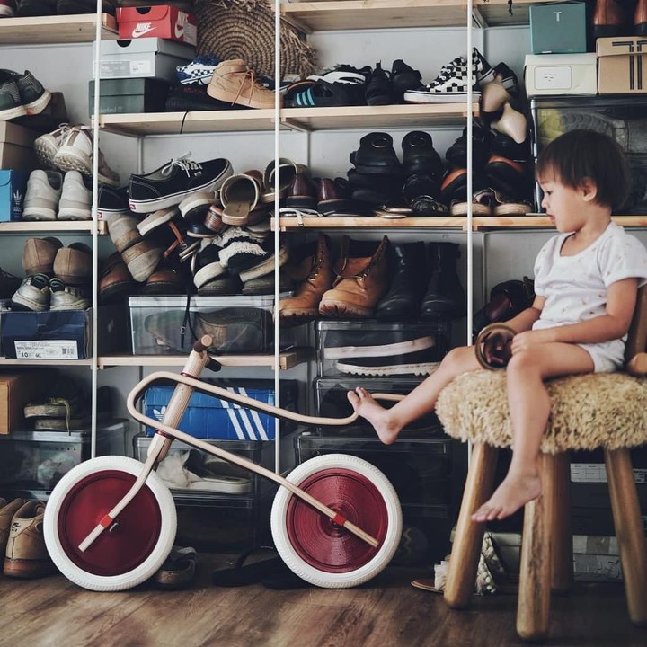 <span style="color: #222222; font-family: Arial, Helvetica, sans-serif; font-size: small;">Meski terlihat agak berantakan, ruangan khusus penyimpanan sepatu ini menarik karena memberikan kesan vintage. (Foto: Instagram @ringgoagus)</span>