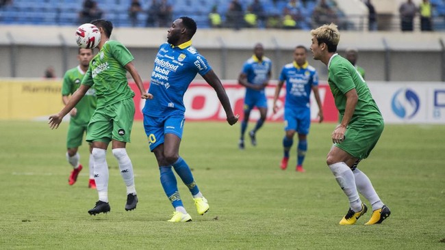 Persib Bandung merekrut dua striker dalam satu hari setelah resmi mengontrak penyerang Geoffrey Castillion untuk satu tahun.