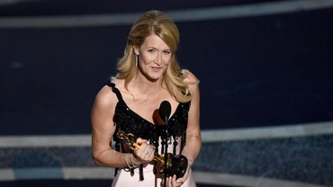 img-title Kalahkan Margot & Scarlett, Laura Dern Akhirnya Raih Oscar