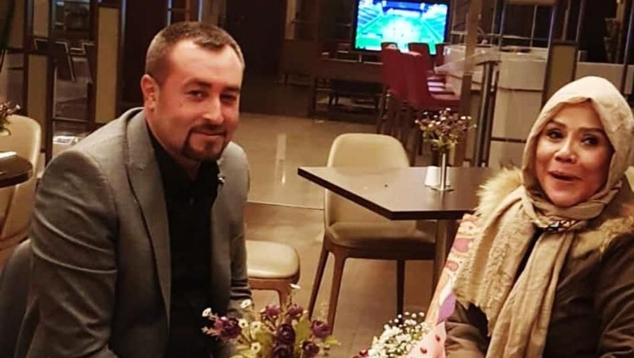 Vicky Prasetyo memamerkan sosok pria bule asal Turki yang disebut-sebut akan menjadi calon ayah barunya.