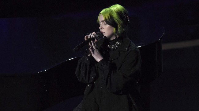 Billie Eilish performs during the in memoriam tribute at the Oscars on Sunday, Feb. 9, 2020, at the Dolby Theatre in Los Angeles. (AP Photo/Chris Pizzello)
