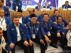 Momen Asman Semringah Foto di Samping Zulhas, Mulfachri Tampak Tegang