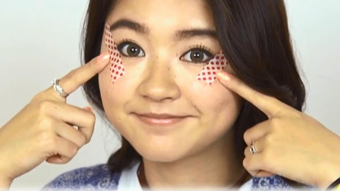 Anti salah dengan selotip! Cara menggambar winged eyeliner