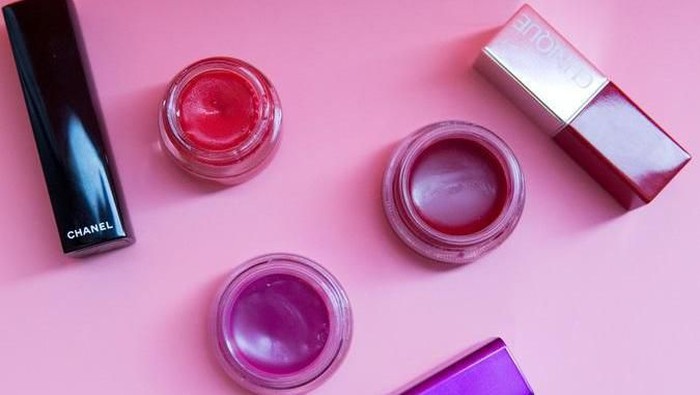 Sulap Lipstick Patah dan Vaseline Petroleum Jelly menjadi DIY Tinted Lip Balm