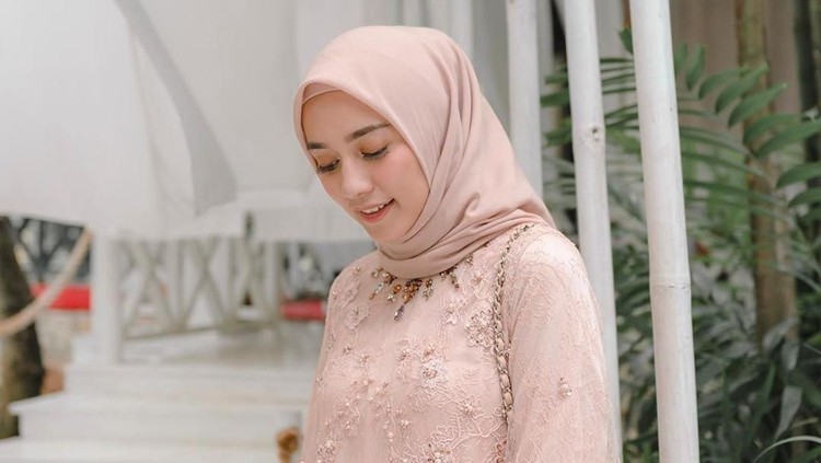 Kebaya brokat hingga kini masih diminati oleh para wanita Indonesia untuk dipakai ke acara resmi. Intip inspirasi model kebaya brokat muslim berikut yuk, Bunda.