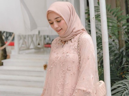 Inspirasi Model Kebaya Brokat Muslim, Mana Favorit Bunda?