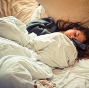 7 Kebiasaan Sebelum Tidur Yang Membuat Wajahmu Segar Keesokan Harinya
