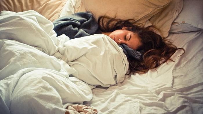7 Kebiasaan Sebelum Tidur Yang Membuat Wajahmu Segar Keesokan Harinya