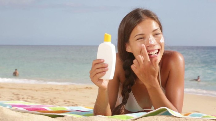 Hindari Kanker Kulit, 9 Daerah Kulit Berikut Tak Boleh Terlewatkan Saat Menggunakan Sunscreen