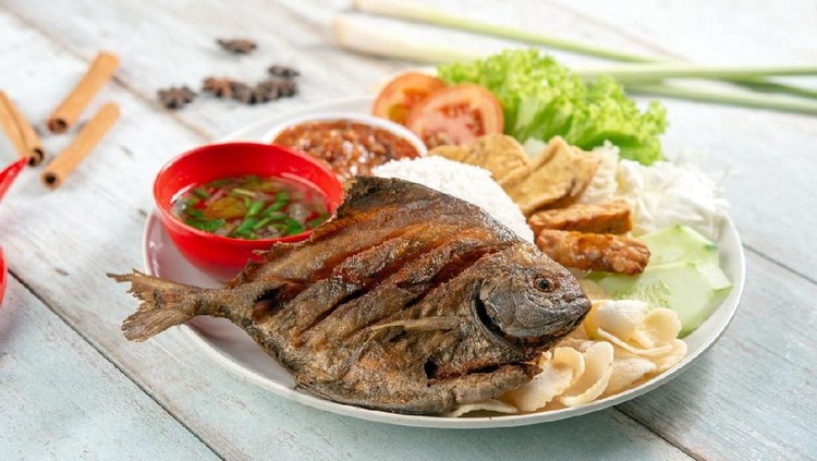 Tips Menggoreng Ikan Bawal Garing dan Tidak Lengket di Wajan