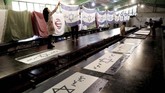 FOTO : Menuai Untung dari Membakar Bendera AS-Israel Sebuah pabrik di Iran menuai keuntungan dengan membuat replika bendera AS dan Israel untuk dibakar.