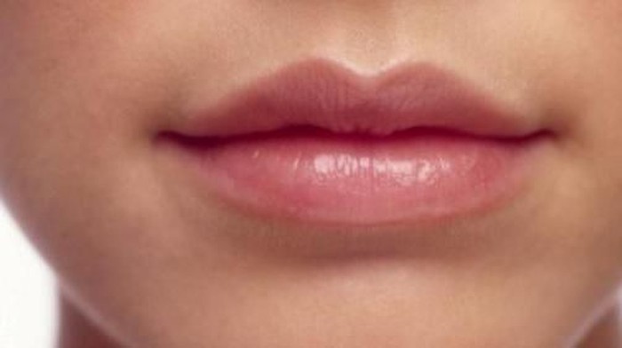 9 Cara Alami Atasi Bibir Kering