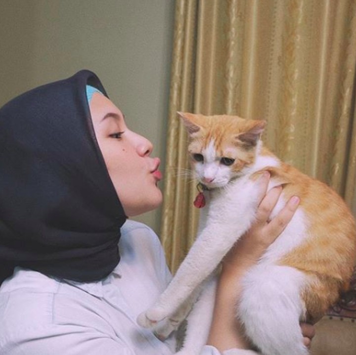 <p>Selain itu, Una juga ternyata pecinta kucing (Foto: Instagram @unamaulina)</p>