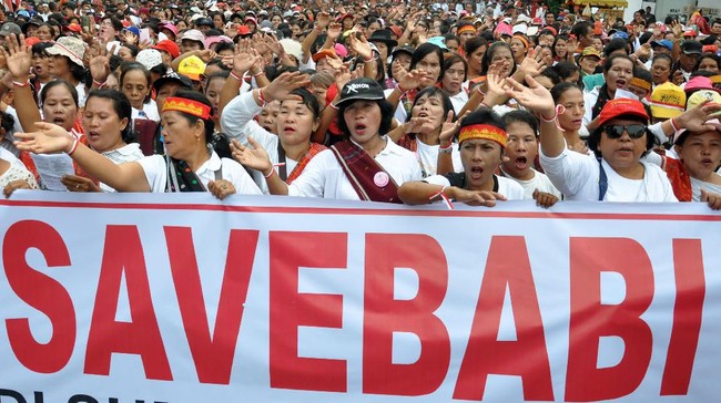 Virus yang membuat kematian babi secara massal membuat peternak di Bali dan Sumatera Utara menjerit sehingga muncul aksi save babi.