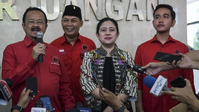 Pasangan bakal calon Wali Kota Solo Achmad Purnomo (kiri) dan Teguh Prakosa (kedua kiri) disaksikan Ketua Bidang Pemerintahan, Pertahanan dan Keamanan PDI Perjuangan Puan Maharani (kedua kanan) dan bakal calon Wali Kota Solo Gibran Rakabuming Raka (kanan) memberi keterangan pers usai menjalani uji kelayakan dan kepatutan penjaringan calon Wali Kota Solo di Kantor DPP PDI Perjuangan, Menteng, Jakarta, Senin (10/2/2020). Dewan Pimpinan Pusat PDI Perjuangan menggelar uji kelayakan dan kepatutan terhadap Gibran Rakabuming Raka dan pasangan Achmad Purnomo-Teguh Prakosa sebagai bakal calon Wali Kota Solo pada Pilkada Solo tahun 2020. ANTARA FOTO/Galih Pradipta/wsj. *** Local Caption *** Achmad Purnomo-