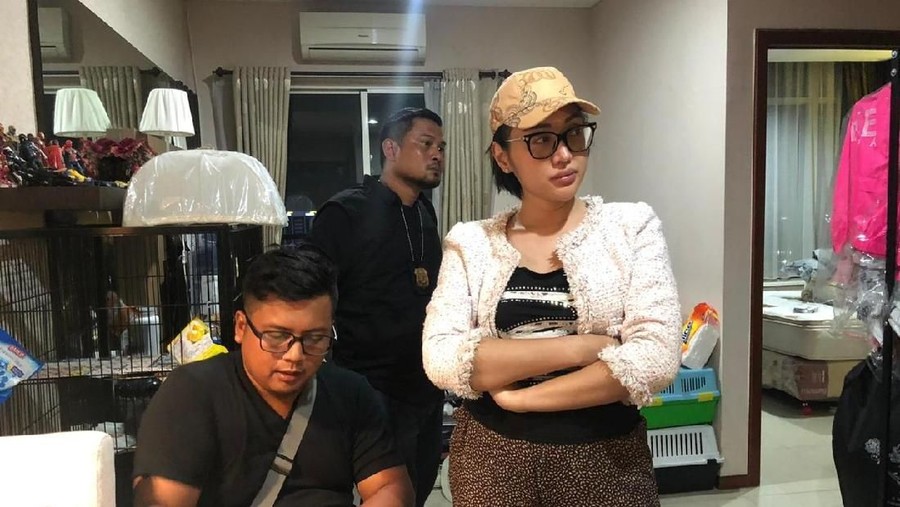 Lucinta Luna dikunjungi oleh teman-temannya di BNN sebelum resmi menjadi tahanan oleh Polda Metro Jaya.