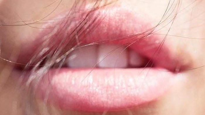 Cara Mudah Mencerahkan Warna Bibir