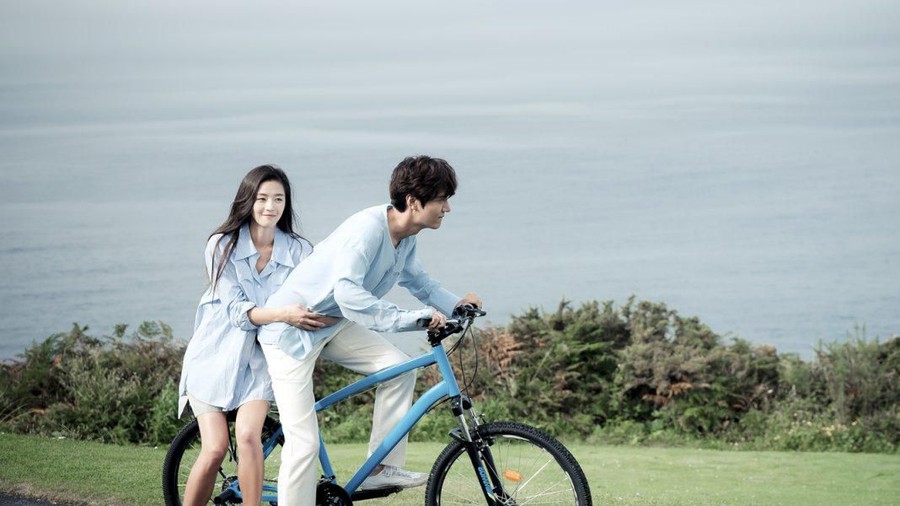 The Legend of the Blue Sea Sambil menunggu drama The King: Eternal Monarch tayang, lima drama Korea yang dibintangi Lee Min Ho berikut ini masih layak untuk ditonton ulang.
