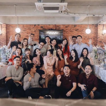 Gaya Kocak Suami Sandra Dewi Saat Baby Shower Yuanita Christani