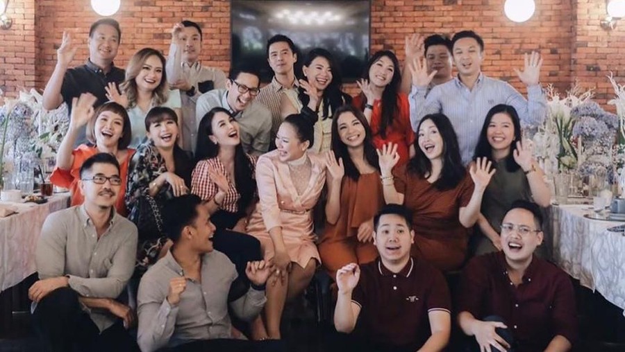 Suami Sandra Dewi, Harvey Moeis mengeluarkan sisi kocaknya saat hadir di acara baby shower Yuanita Christani.