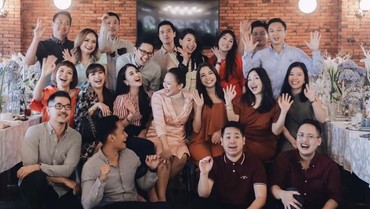 img-title Gaya Kocak Suami Sandra Dewi Saat Baby Shower Yuanita Christani