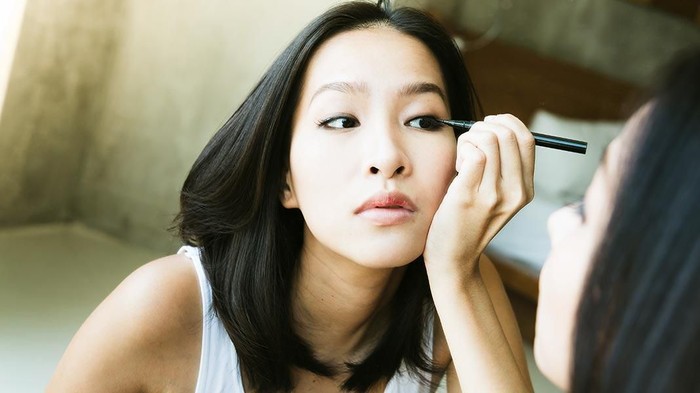 Teknik Menggunakan Eyeliner yang Wajib Diketahui Pemula