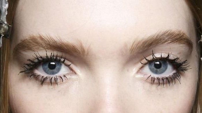 Ladies, Hindari Kesalahan Makeup Ini Agar Maskaramu Tidak Menggumpal