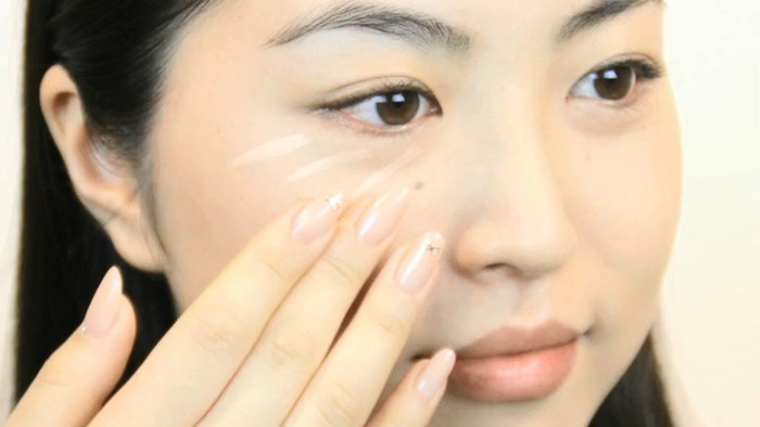 Terlihat mulus tanpa creasing! Cara mengaplikasikan concealer