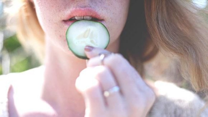 Melembabkan Bibir Secara Alami Dengan Mentimun